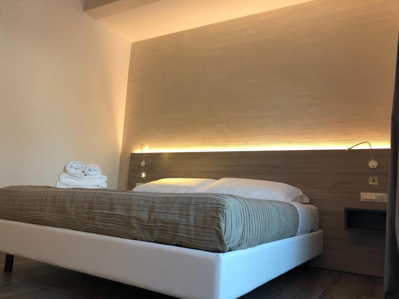 Casablanca Hotel Чивитанова-Марке Экстерьер фото